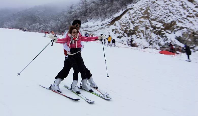 磐安滑雪场为目前浙江规划最大的滑雪场,位于盘峰乡看牛湾,项目总