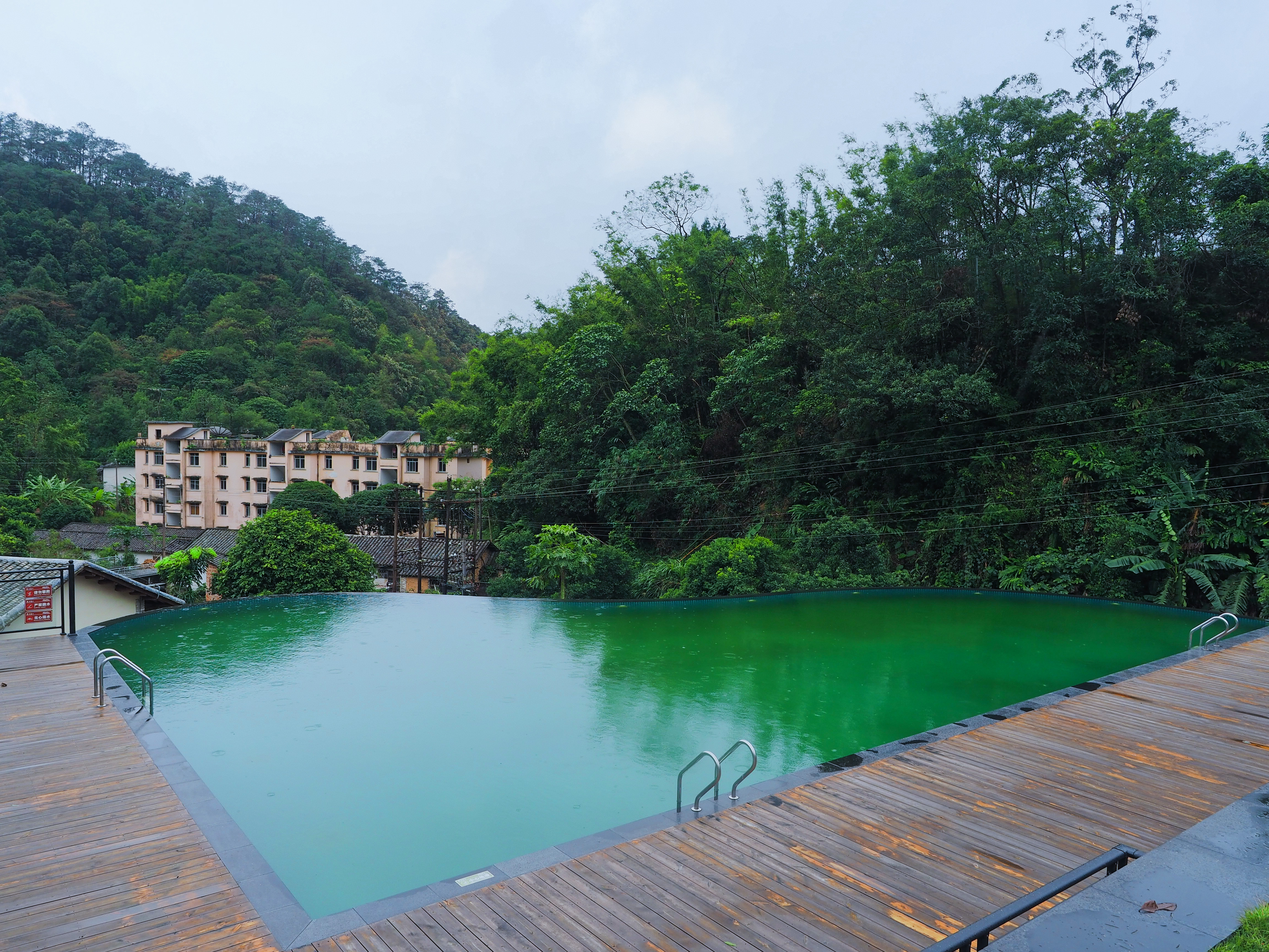 大容山景区的住宿并不多,唯一一个景区内恬静的旅居地就是桫椤谷酒店