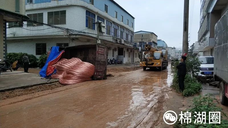 揭西大货车当场侧翻,黄色吊车紧急出动,安全第一