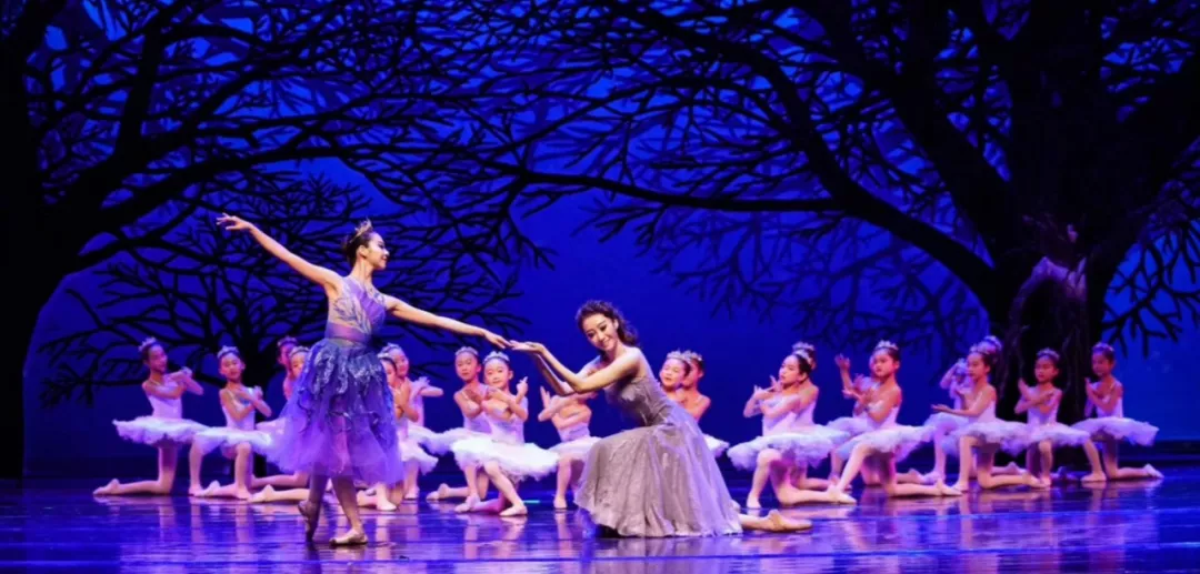 (《灰姑娘》剧照) 《灰姑娘》是重庆芭蕾舞团继编排了《天鹅湖》