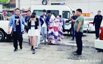 武汉警方出动6089人 清查桑拿水浴足疗按摩KTV 带走1300人 全城扫黄大行动(图4)