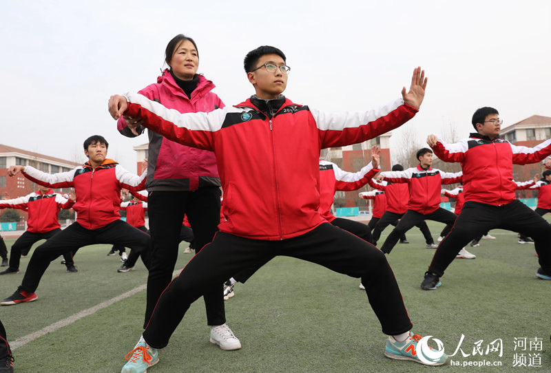 12月25日,河南省温县一中的学生在体育课上练习太极拳 徐宏星摄