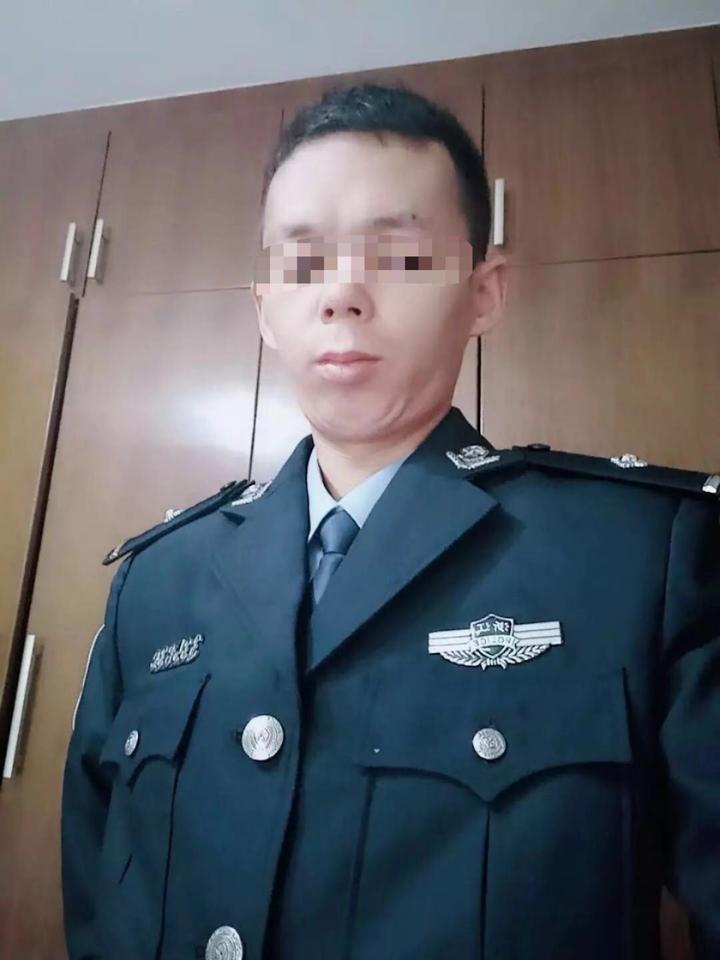 在社交软件上"马明"晒了不少自己身穿警服的照片,还有不少训练照片