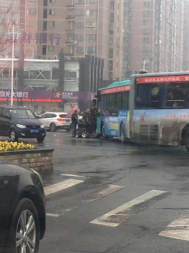 今天下午,滁州山水人家附近k1路公交车与电瓶车相撞!