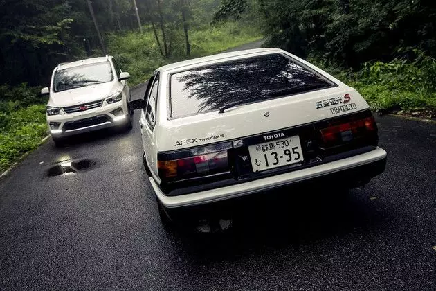 ae86上的五菱宏光车标