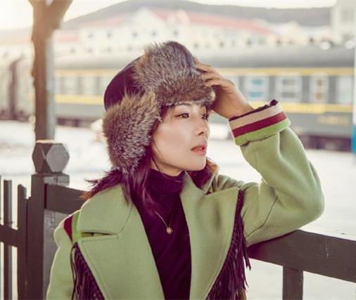 劉濤美起來很高調！綠色大衣配皮草帽清新時尚，還是一副少女模樣 時尚 第4張