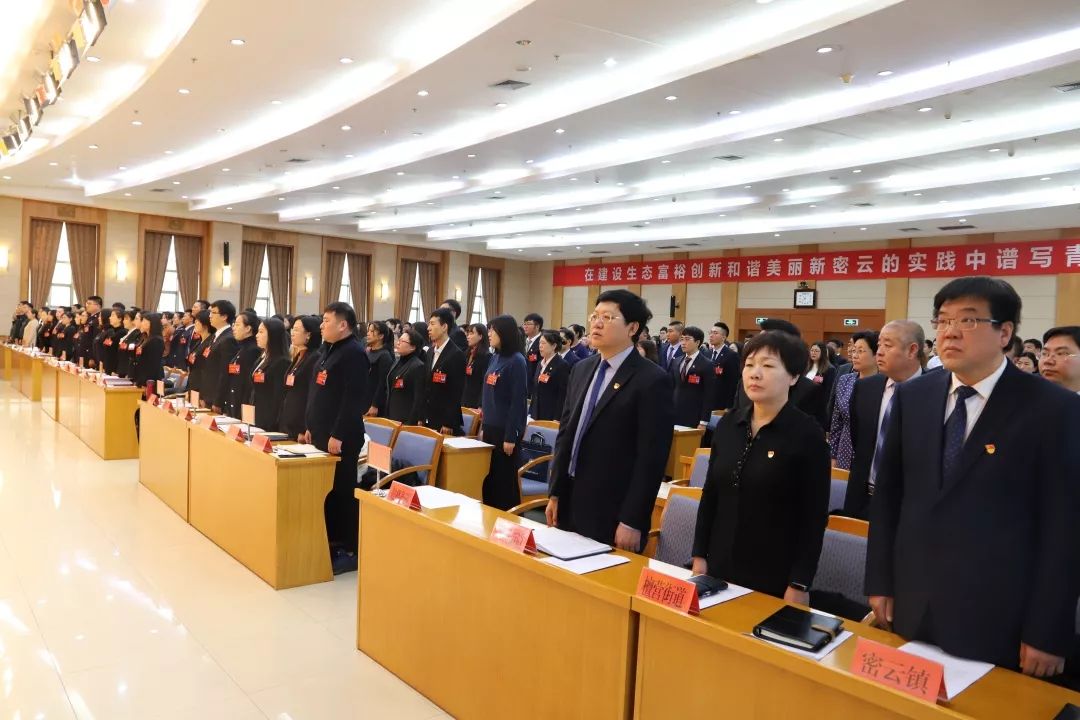 区妇联主席任小凤同志代表群团组织致贺词.少先队代表为大会献词.