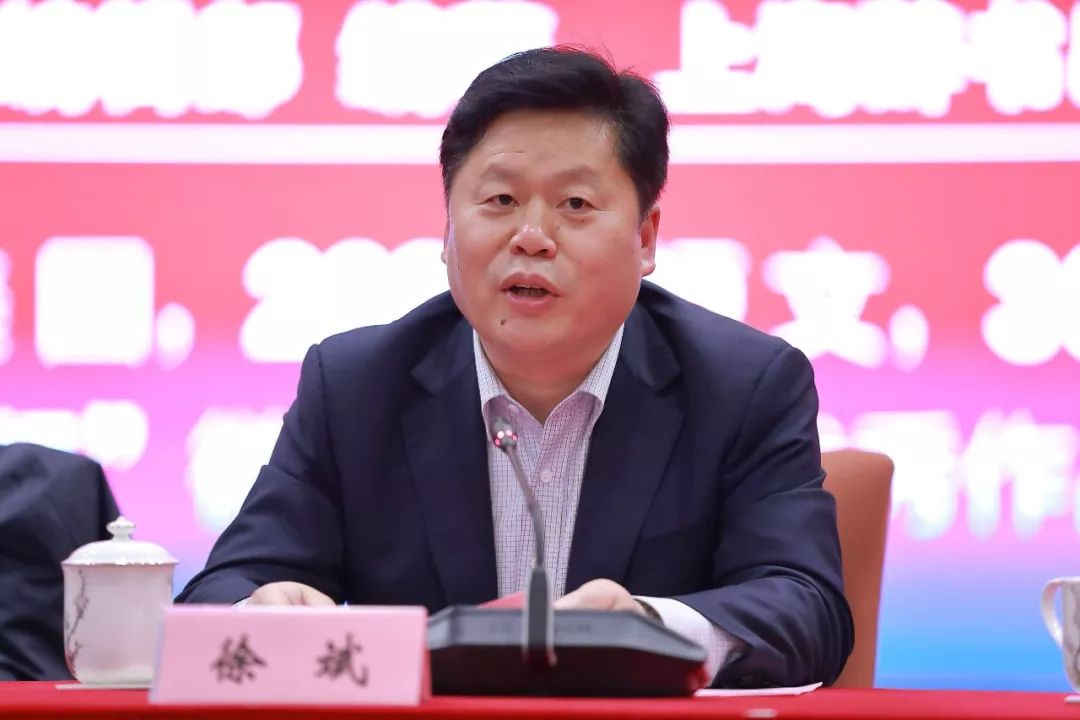 出席签赠会的上海市分行行长徐斌表示, 一个企业的发展和企业文化是