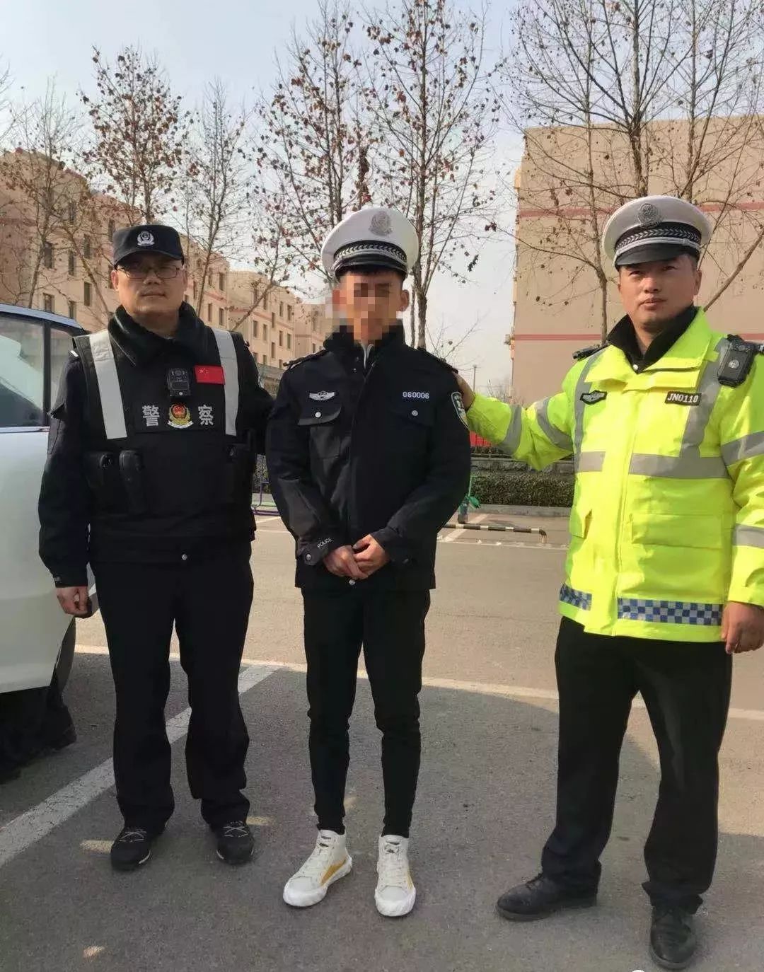 一男子微信购买警服冒充交警,被抓现行.