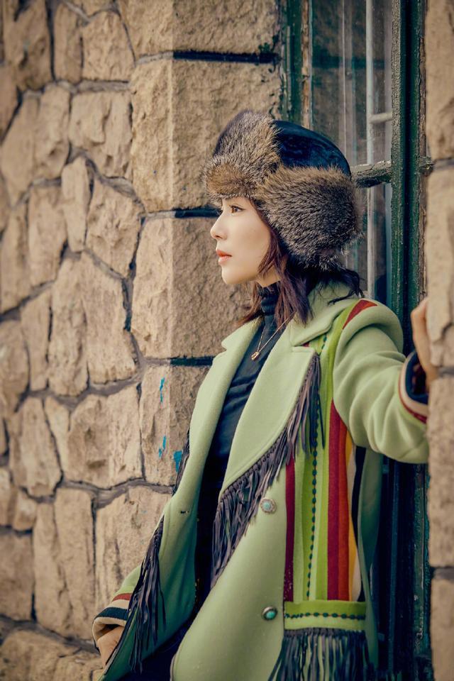劉濤美起來很高調！綠色大衣配皮草帽清新時尚，還是一副少女模樣 時尚 第5張