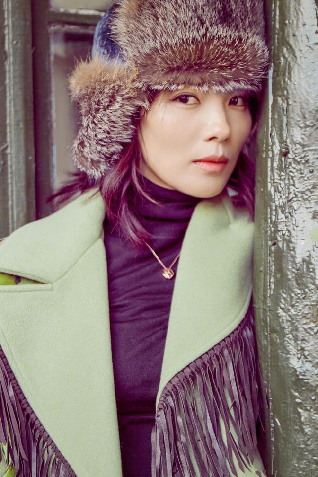劉濤美起來很高調！綠色大衣配皮草帽清新時尚，還是一副少女模樣 時尚 第3張