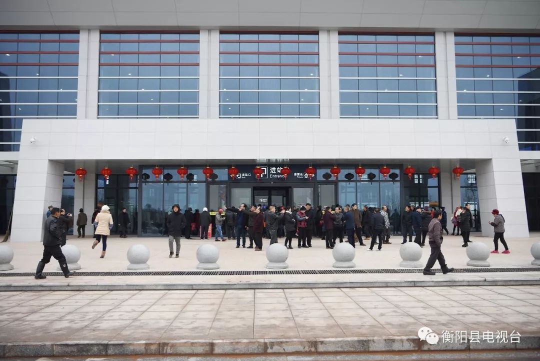将带领大家 跟随怀邵衡铁路衡阳县段项目施工的建设者们 从西渡站上车
