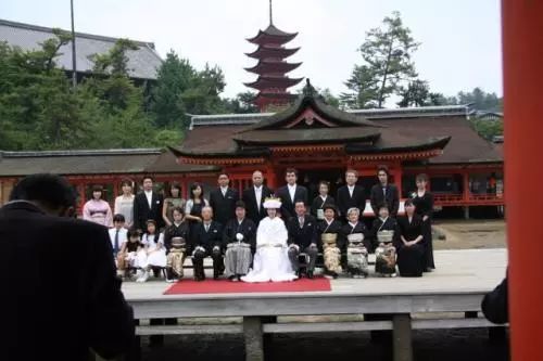 揭秘 日本人结婚的彩礼钱会很高吗 为什么日本传统婚礼 新娘子不穿红色要身穿白色和服礼服成亲 结婚份子钱给多少合适 你知道吗 日元