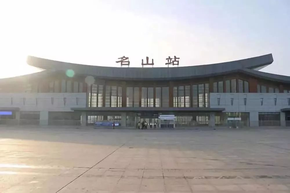 名山站:车站范围所属雅安市名山区,车站共有两个站台.