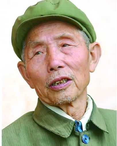 他参加过长征，因一次战败被认为是逃兵，36年后恢复名誉