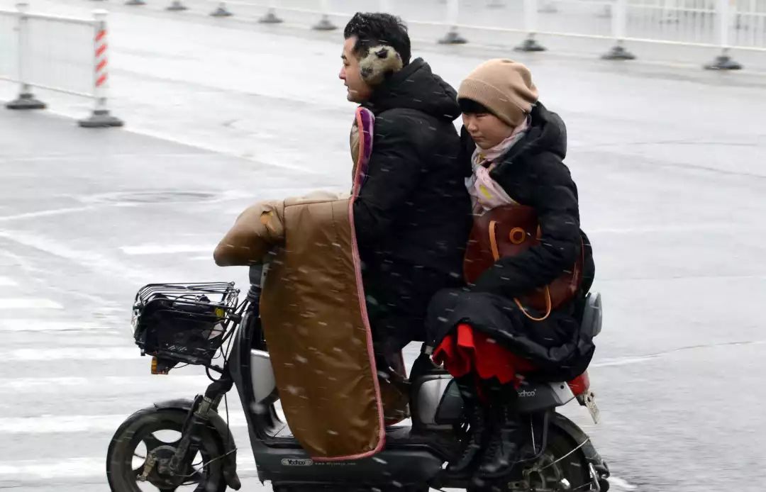 今天下雪冷到心痛!市气象台发布道路结冰黄色预警!