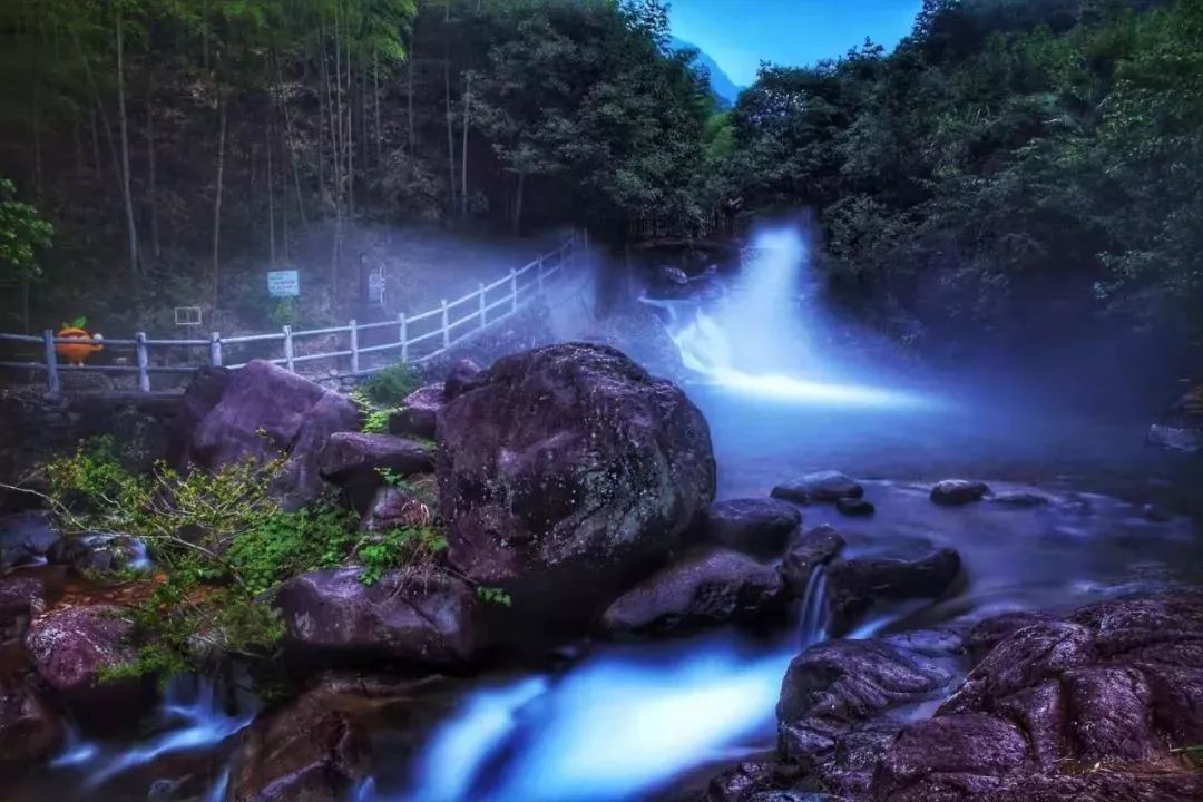 王建华/摄徐德佳/摄梅树底风景区坐落在常山县东案乡梅树底村境内,总