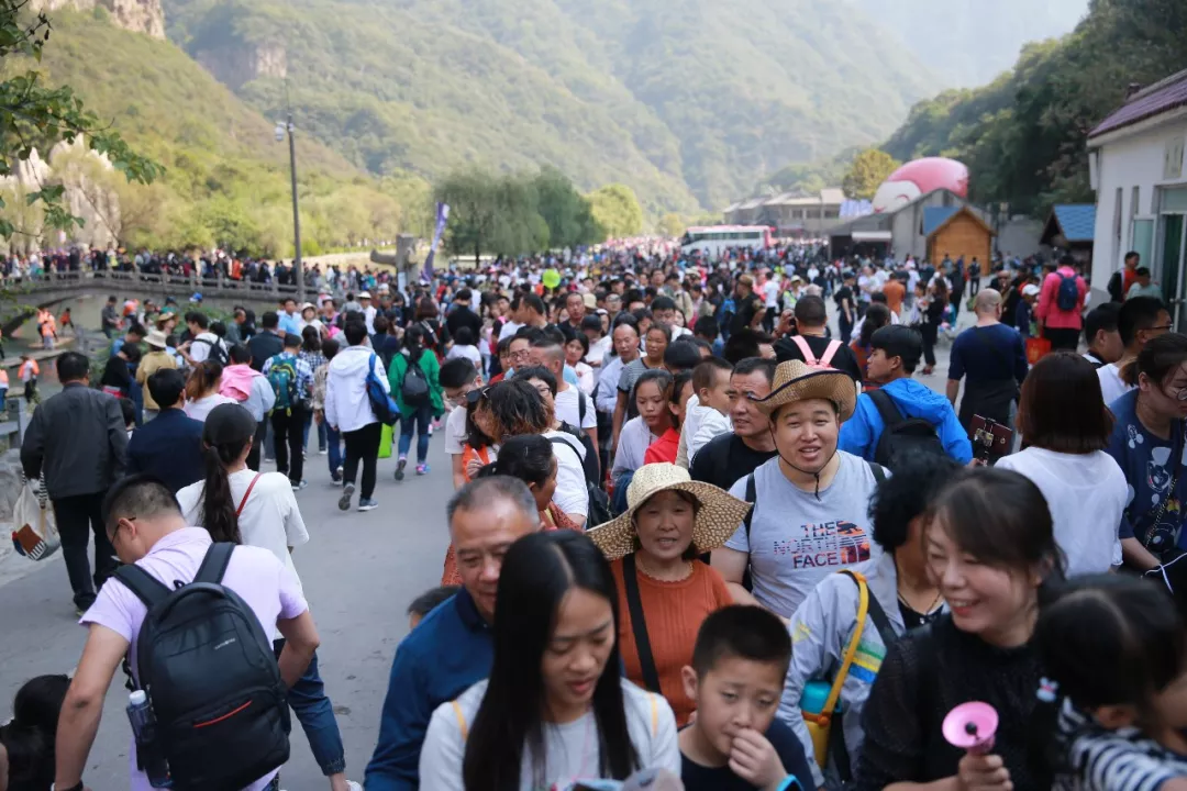 人山人海看看这一年疯狂的云台山