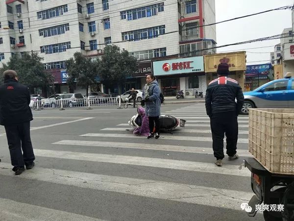 爽爽爆料焦作一场真车祸上演电动车零件散落一地