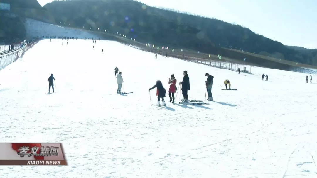 期间,曹溪河欢乐城精心策划向游客开放儿童雪地坦克,雪地悠波球,冰上