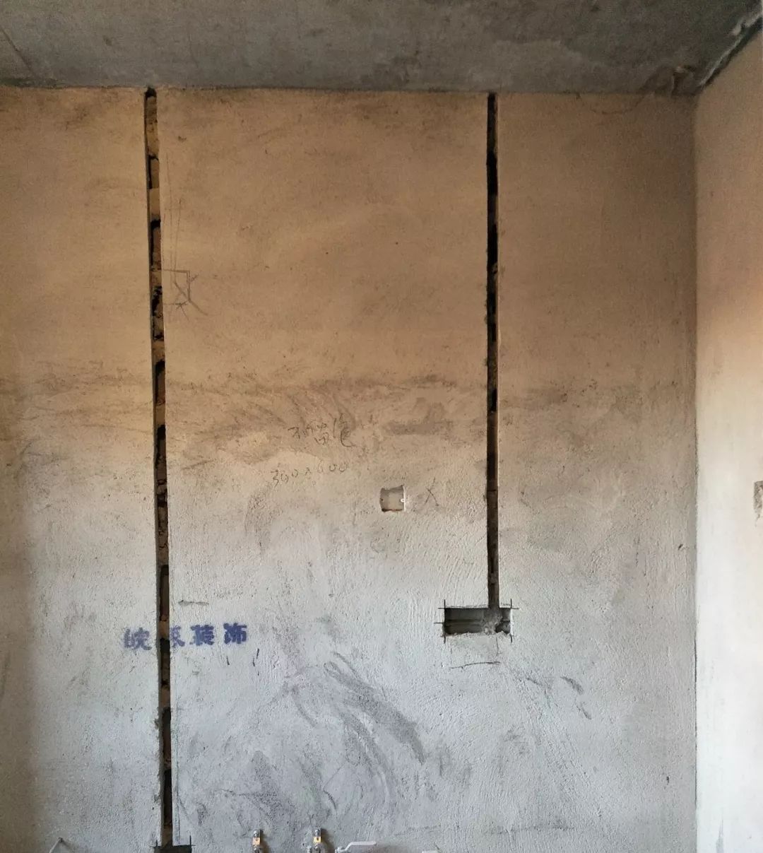 不允许斜向开槽(轻体墙可横向开槽不得超过30cm),以免后期在墙上装