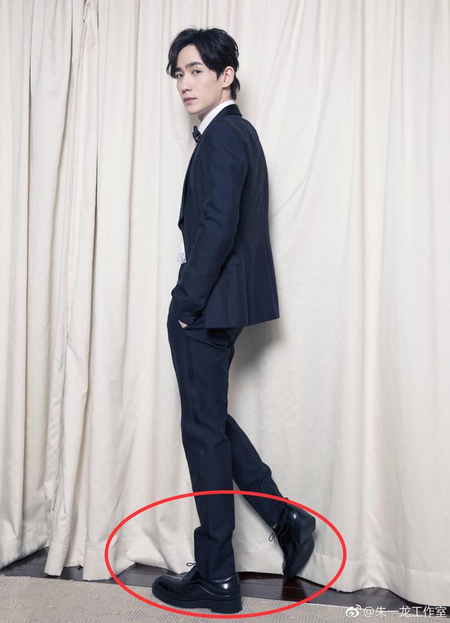 所以，為何朱一龍到哪兒都要穿增高鞋？為了比馮紹峰看起來高麼 娛樂 第9張