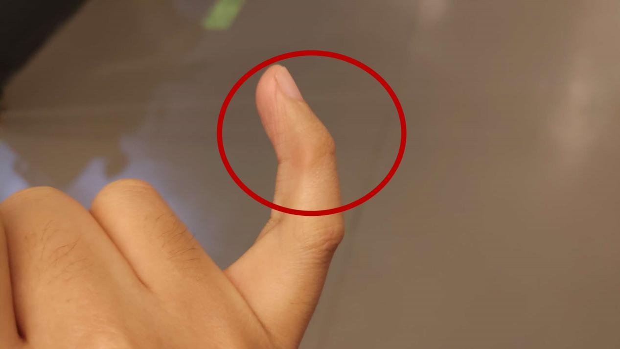 你的小指上有坑嗎？原來這麼多人都用小指托著手機 科技 第3張