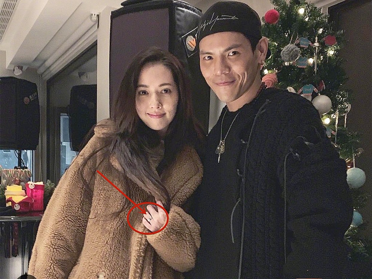 郭碧婷与向佐一起过圣诞向太向华强都在场郭碧婷手上戒指抢镜