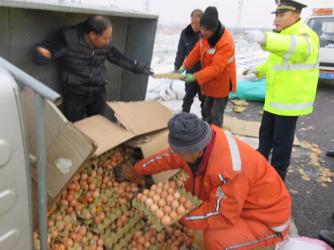 四大队接到报警称,一辆装满鸡蛋的轻型厢式货车在京藏高速公路南向北