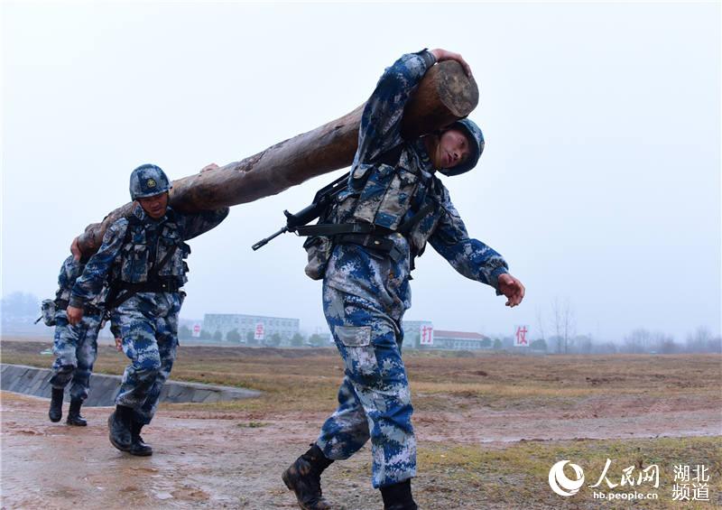 空降兵某旅开展群众性军事体育运动会 营造练兵备战浓厚氛围