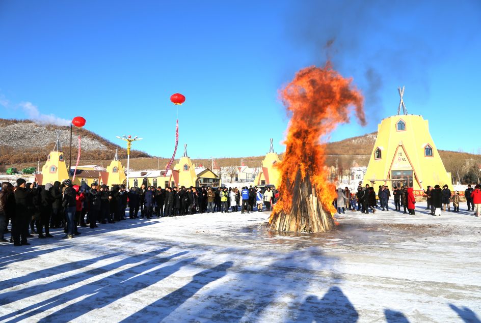 大杨树镇多布库尔第三届冰雪"伊萨仁"开幕