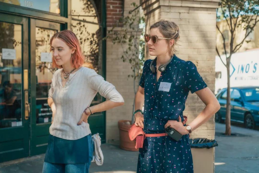 在《伯德小姐》片场的罗南和greta gerwig