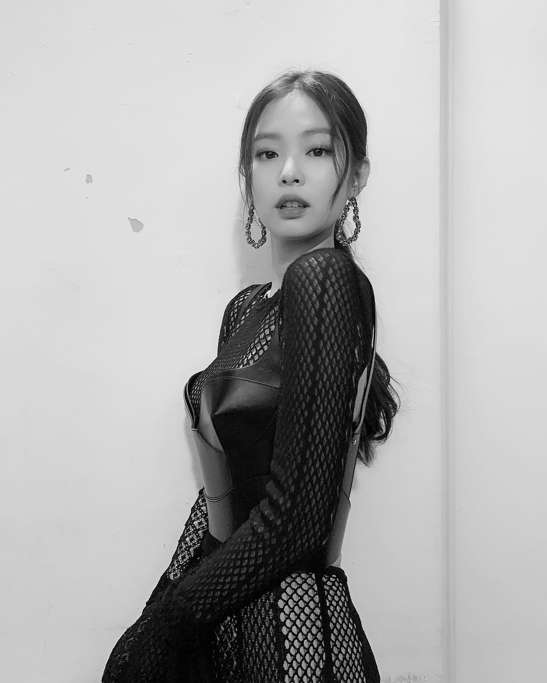 jennie,网纱造型隐约性感美"人间香奈儿的魅惑眼神"