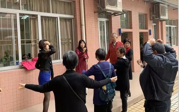 学员们课间还邀约杜老师合练健身操,互相探讨养生之道;讲座结束后,不