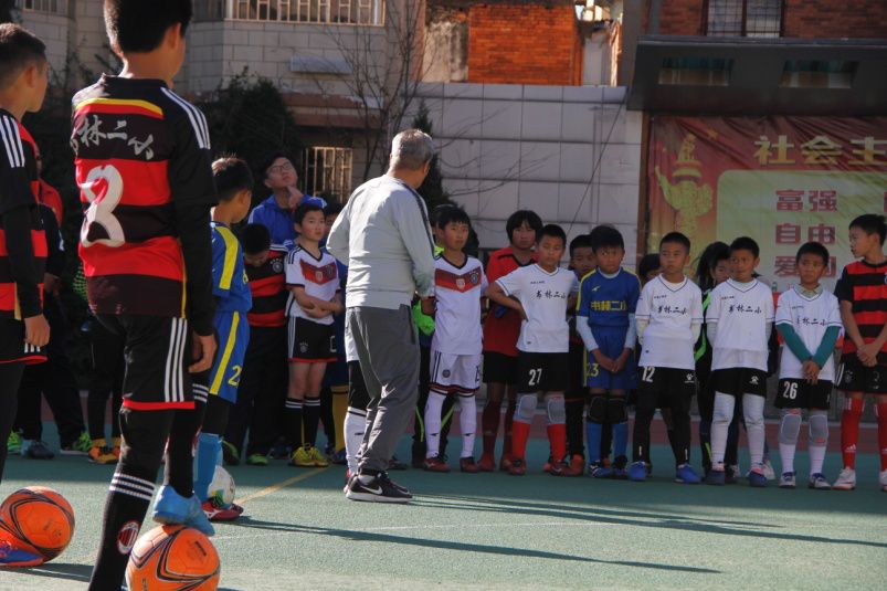 【校园新闻】中国足球名宿辅导团走进西山区书