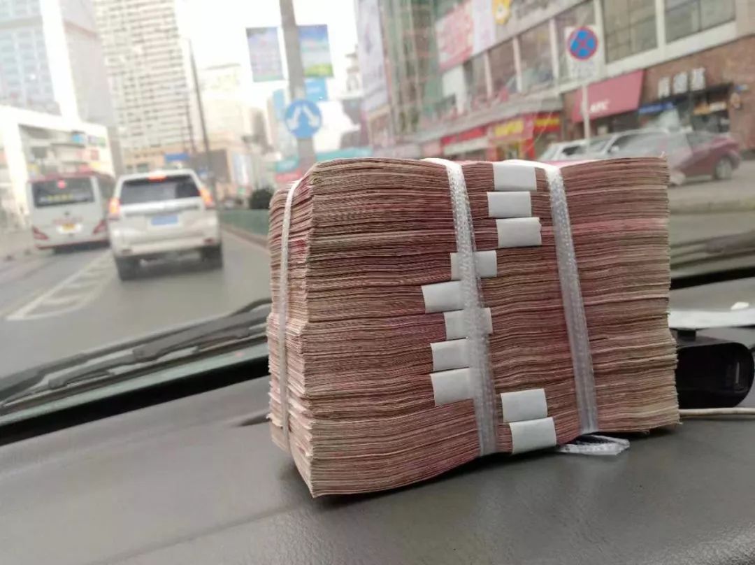 在下车的时候,王健拎起装现金的手袋 却没发现里面有一整捆的百元大钞