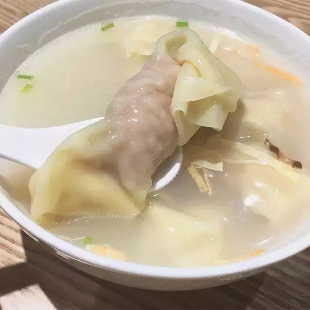 巨无霸虾肉大馄饨,刀鱼小馄饨