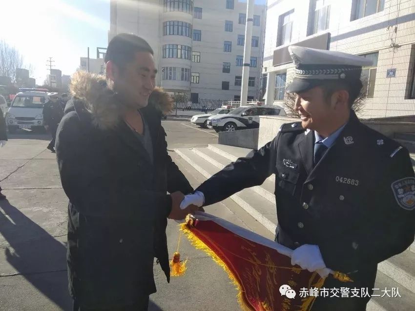 赤峰交警救助临产孕妇