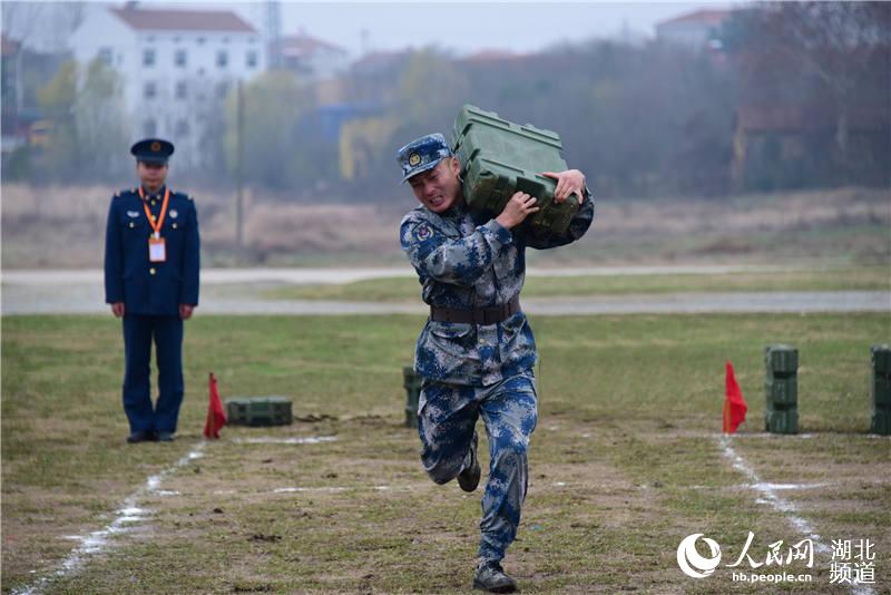 空降兵某旅开展群众性军事体育运动会 营造练兵备战浓厚氛围