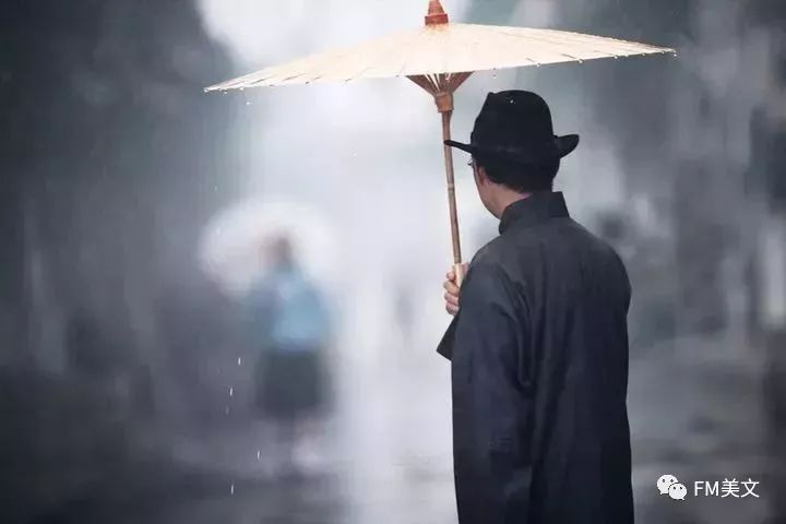 朗诵丨何琳尔 雨巷 世界 小得像一条雨巷 我们 相遇了 你撑着油纸伞