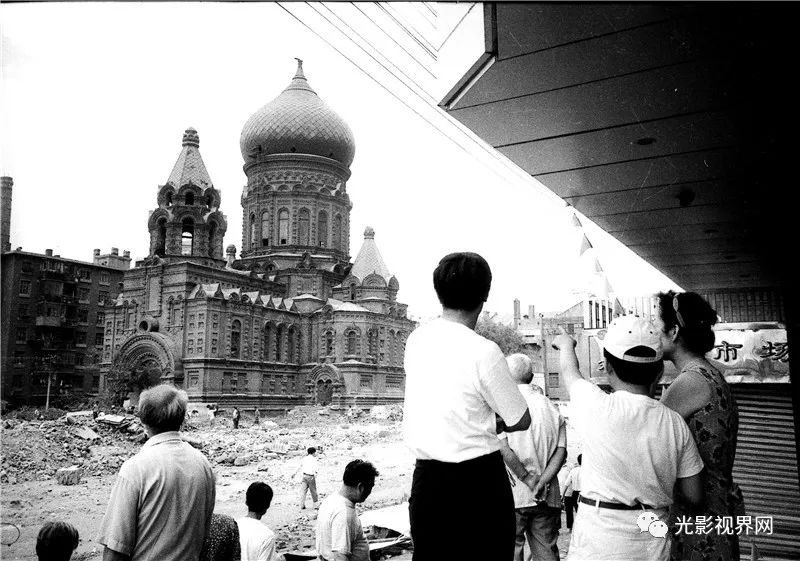 庆祝改革开放40周年哈尔滨成就图片展在中央大街展出