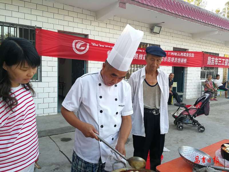 刘孝田烹饪技能大师工作室主要致力于民族特色饮食的菜品研究,教学