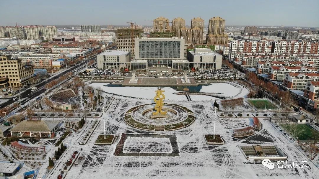 庆云广场地白风色寒,雪花大如手.