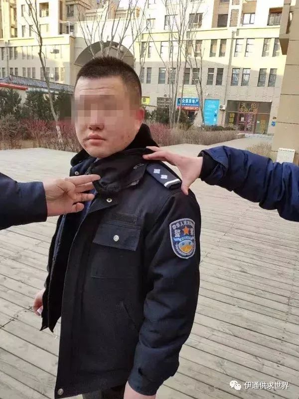 发现该小区30名安保人员全部着装警服