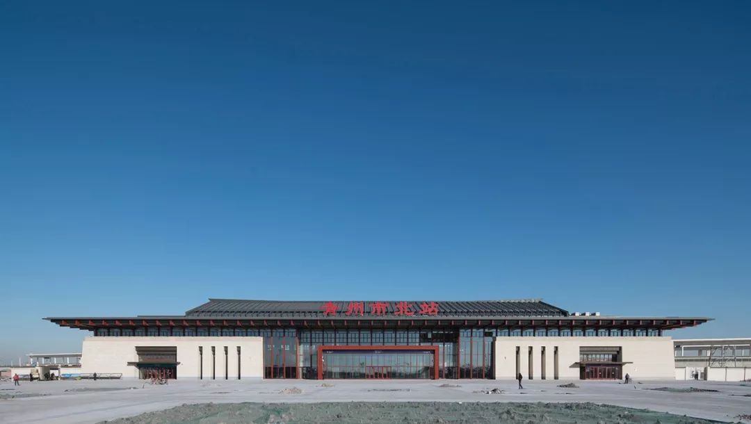 青州市北站设计采用传统大屋顶形式,从容稳重,端庄大气.