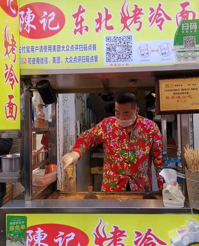 烤冷面用料挺足,标配是鸡蛋加金针菇加培根,做的手法超快,酸甜口味吃