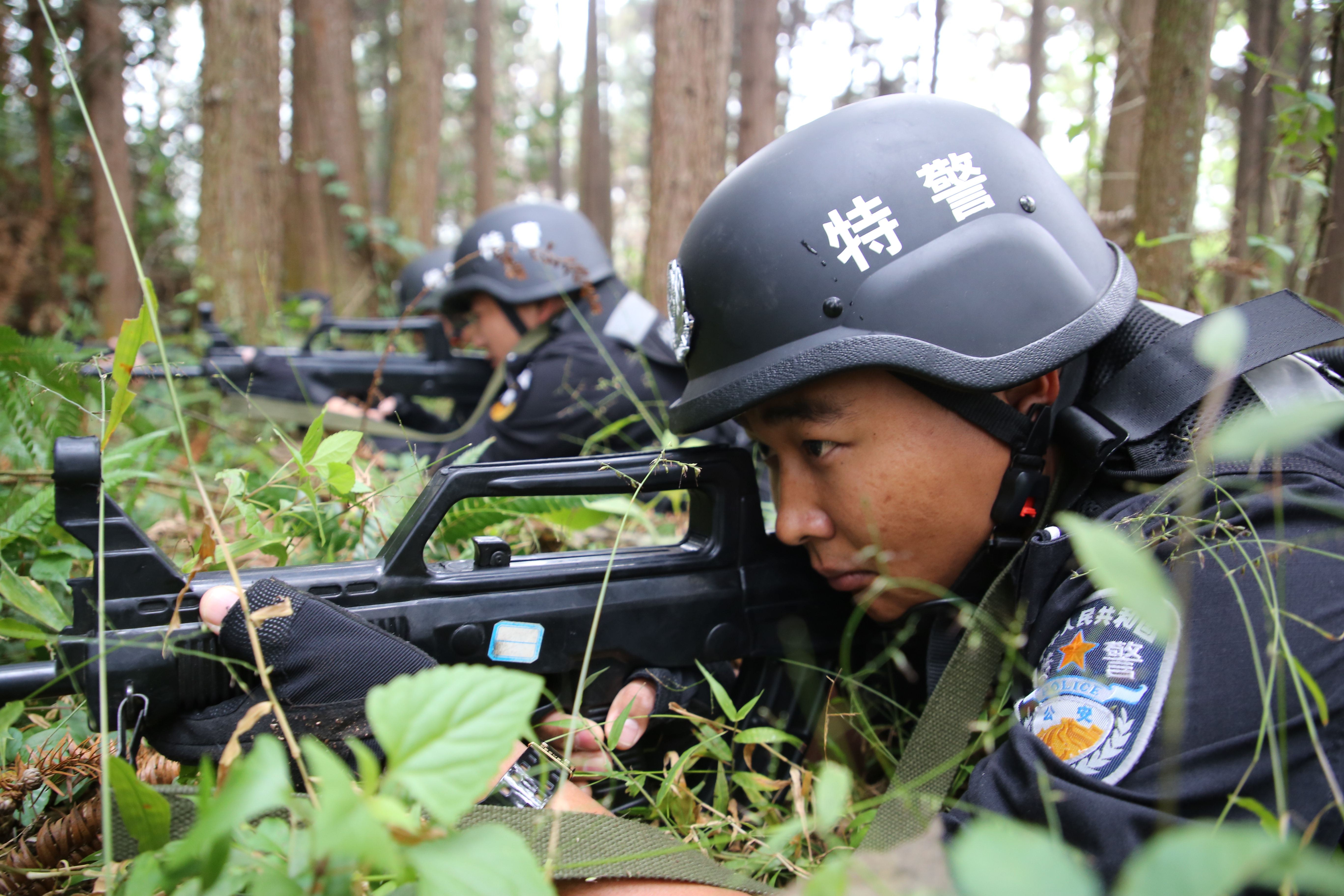 保山龙陵公安巡特警大队党员骨干练警场上当标杆