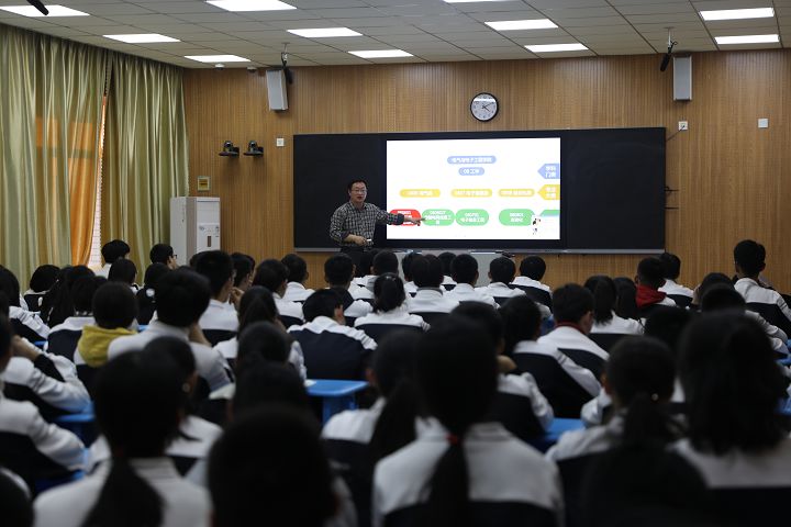 淄博市学生发展指导讲师团与大学专业公开课走进淄博四中