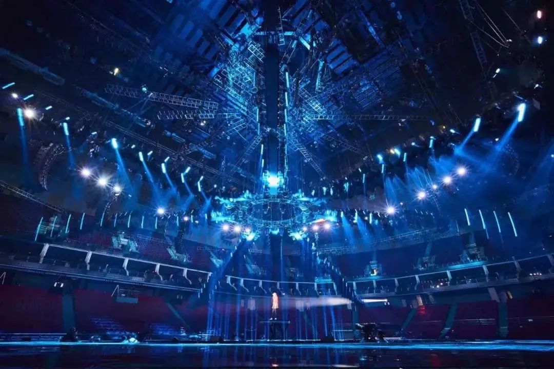 巨型圆舞台基础之上,总导演唐焱设计了"变形空间站"的舞台视觉,加