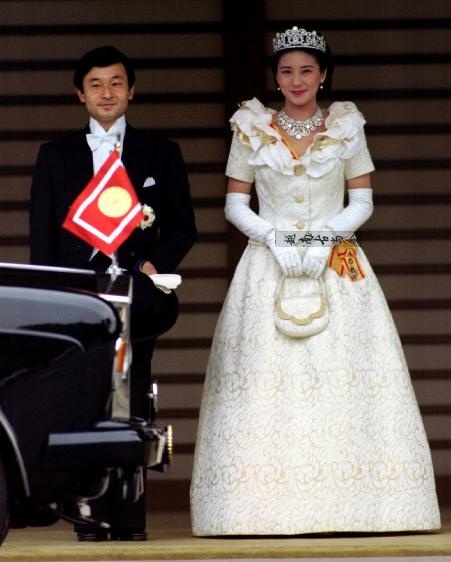 日本皇太子德仁与太子妃雅子世界婚礼旧照，两人尊古礼穿和服祭祖_和田